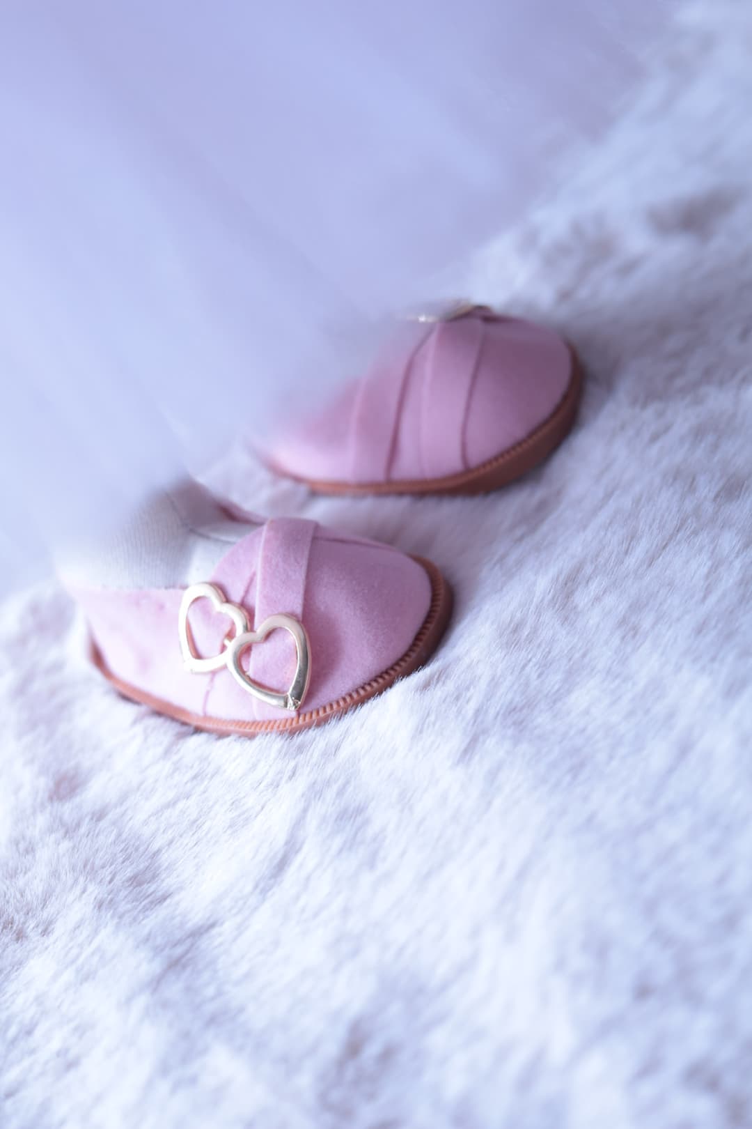 Weronika ze skrzydełkami  - Detale różowych bucików ze złotą klamrą