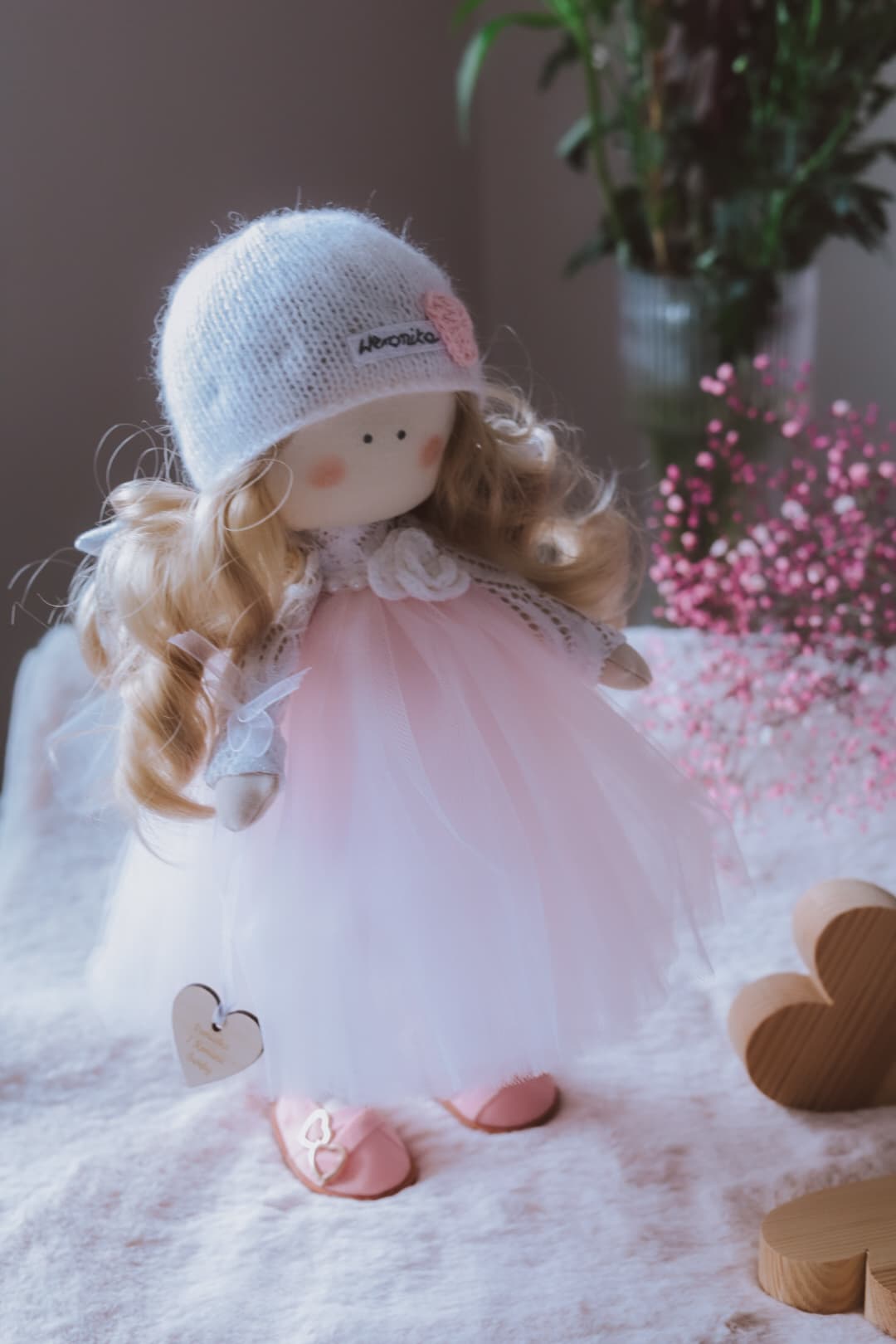 Weronika ze skrzydełkami  - Lalka z drewnianymi serduszkami w tle