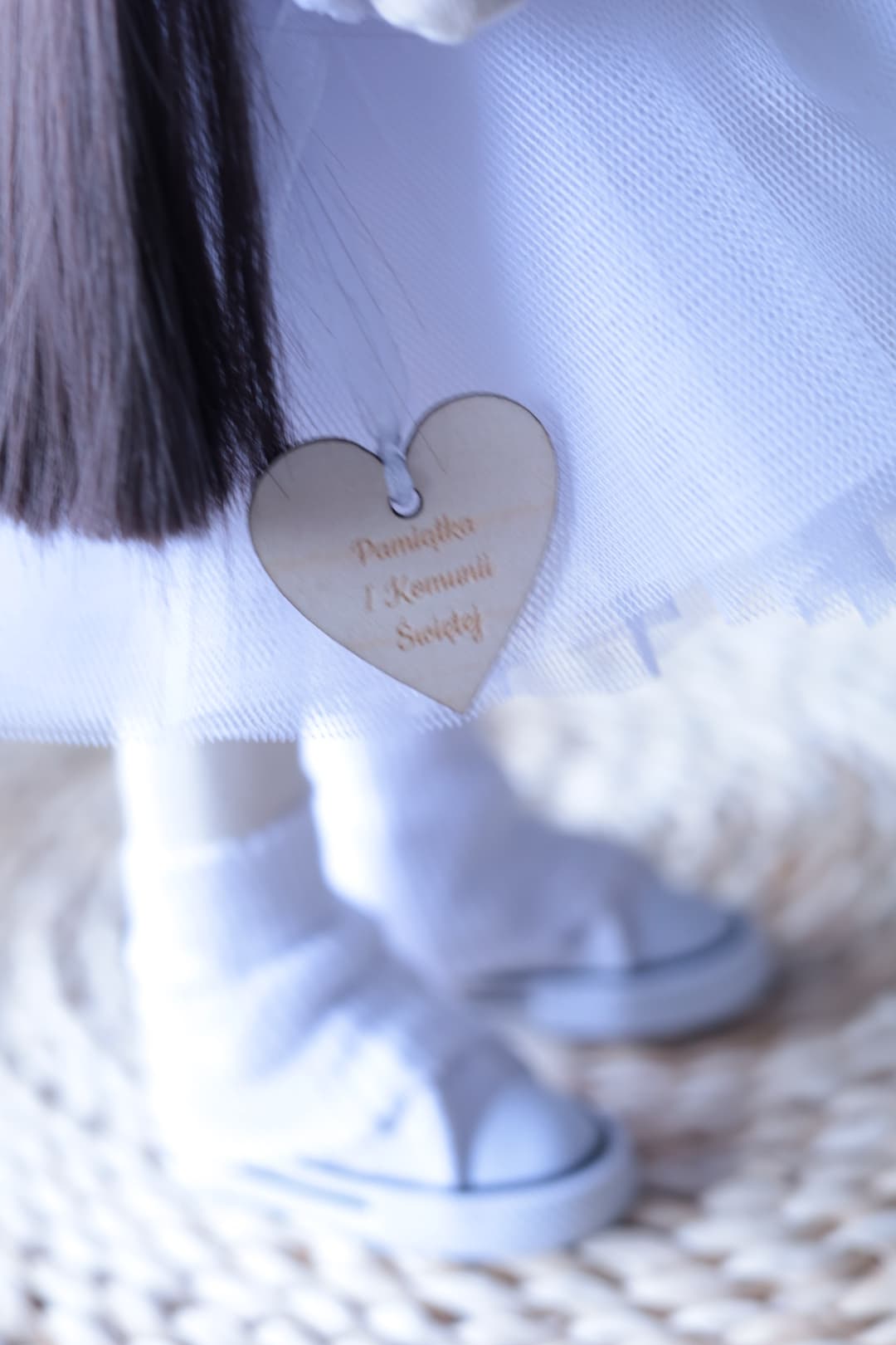 Nikola ze skrzydełkami - Detale komunijne: serduszko z grawerem i buciki