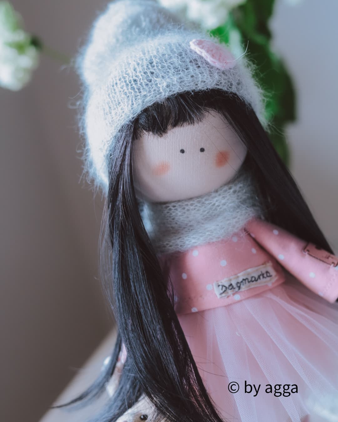 Dagmara z misiem - Wiosenna lalka ozdobiona kwiatami